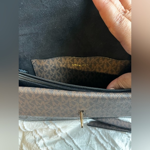 Use a couple times, excellent condition Mk purse. - Picture 8 of 9
